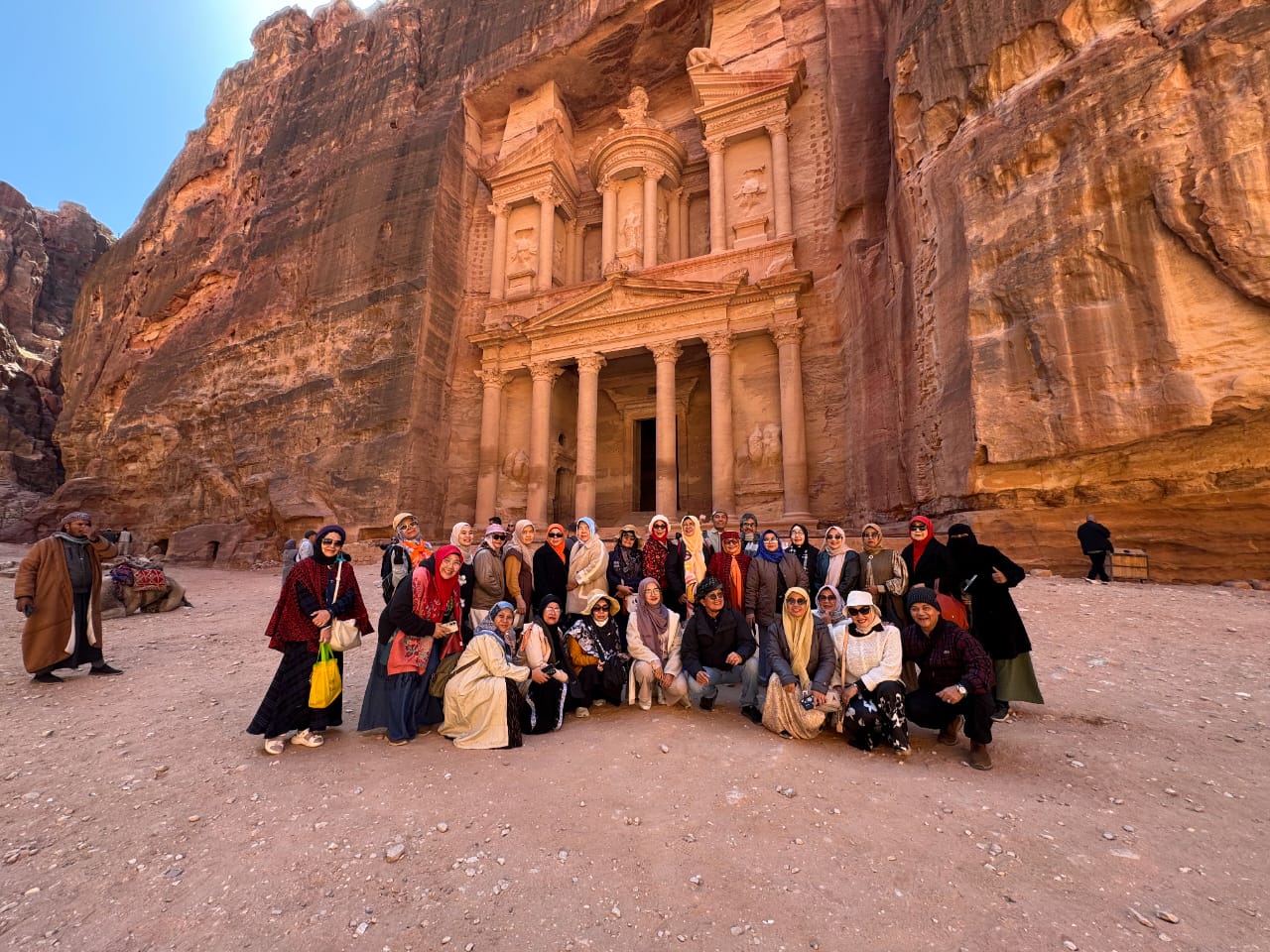 Peserta tour Medan ke Jordan menikmati petualangan di Wadi Rum