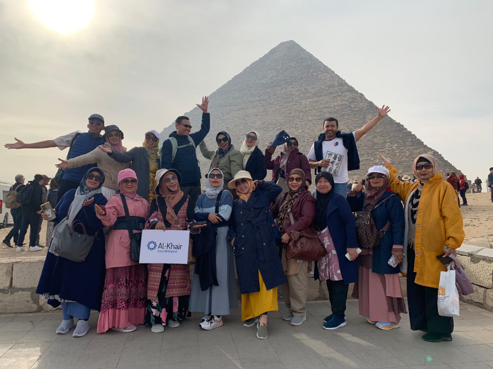 Warga Medan menikmati trip ke Mesir dengan latar belakang Piramida Giza dan Sphinx yang ikonik.